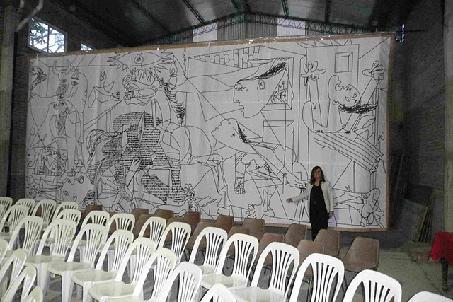 Imagen de la reproducción del cuadro Guernica, de Picasso, en el saón del centro Eusko Aterpea de Gral. Rodríguez